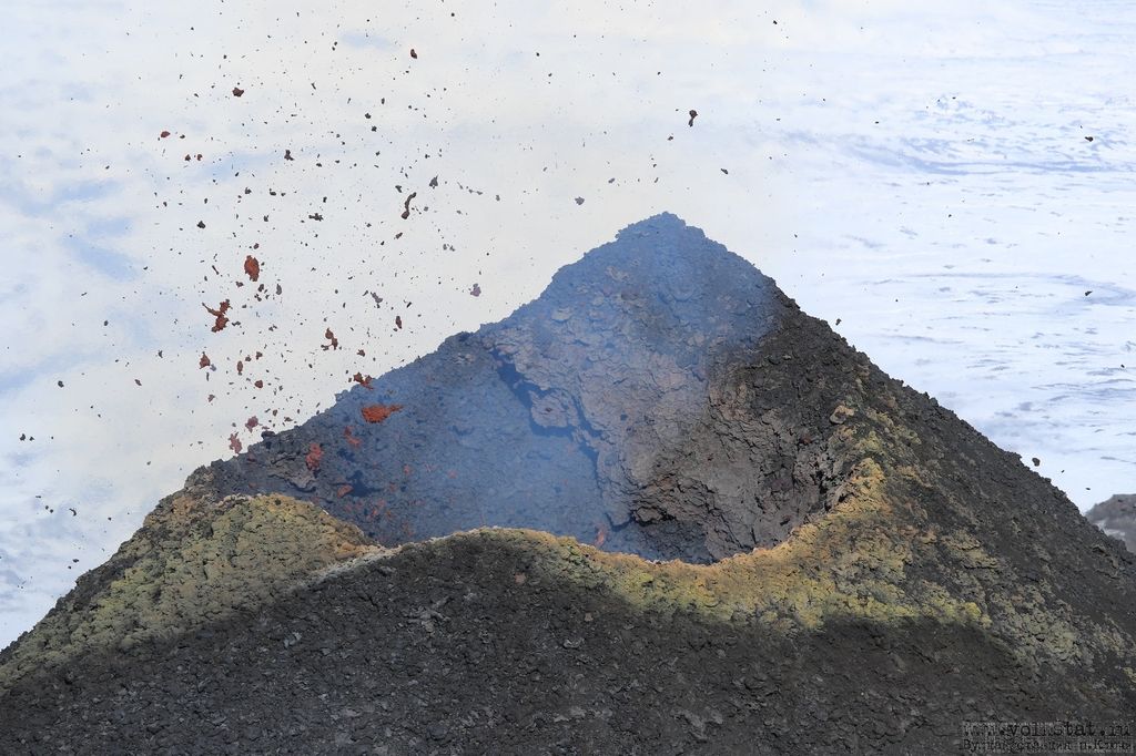 Spattering from the cinder cone on the NW flank of Klyuchevskoy volcano on 16 March (image: volkstat.ru)
