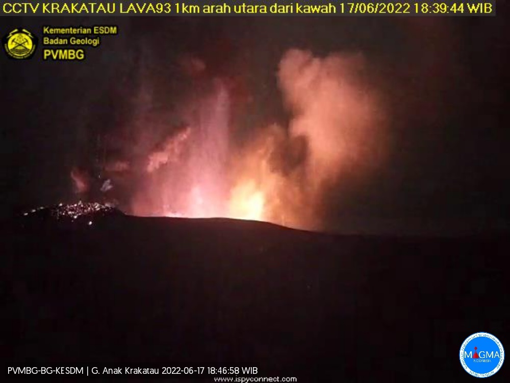 Incandescence and ash within the Krakatau volcano crater (image: PVMBG)