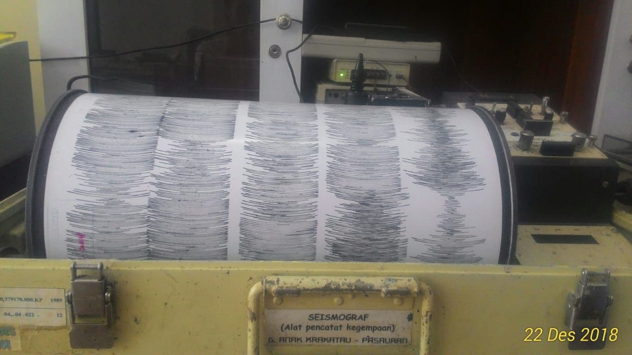 Saturated seismic signal at Krakatau this morning, showing strong tremor and continuous explosions (image: Krakatau volcano observatory via Galih Jati / VolcanoDiscovery)