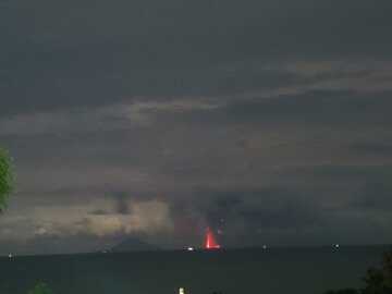Lava fountains seen from the observatory near Carita (image: MAGMA Indonesia)