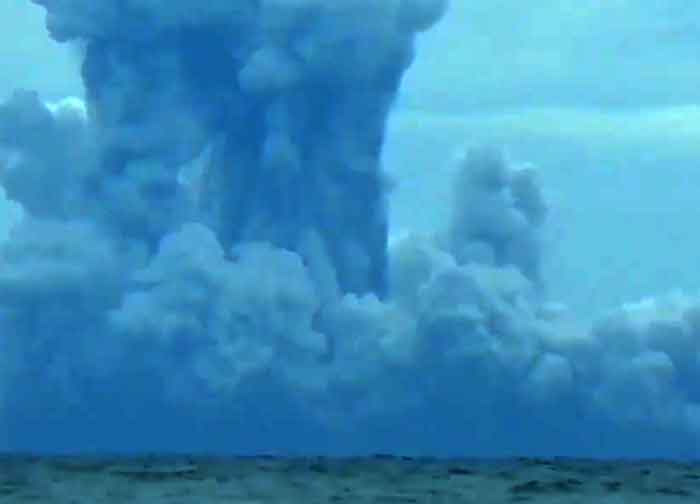 Surtseyan explosion at Anak Krakatau yesterday (image: Doni Janskulo)