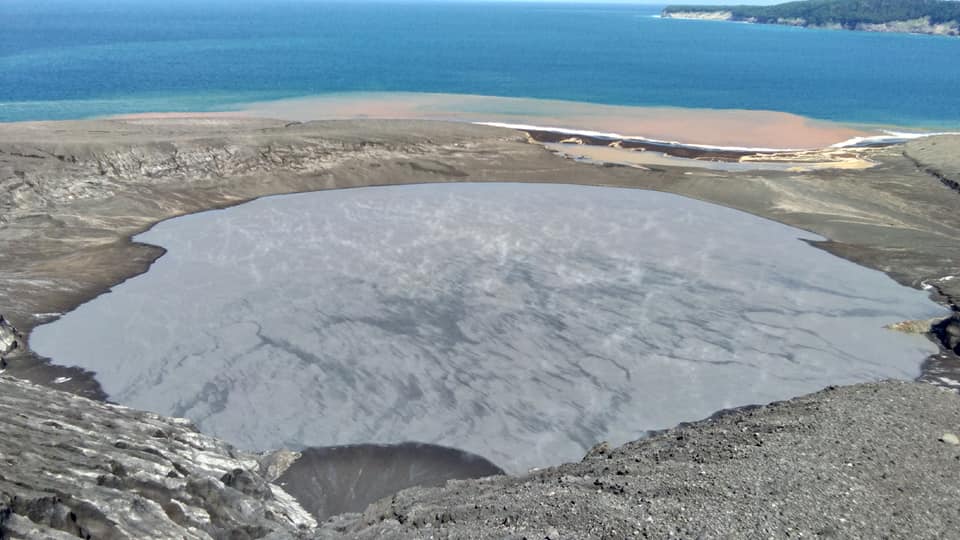 Krakatau's water-filled crater as seen on 4 May 2019 (image: Galih Jati / VolcanoDiscovery Indonesia)