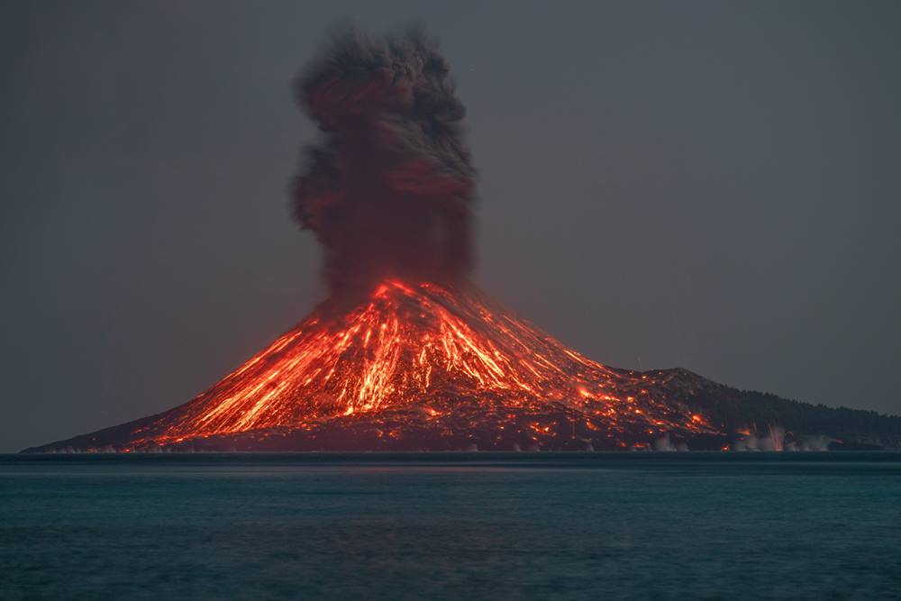 Krakatau Volcano (Indonesia) Eruption Continues, Strong Vulcanian