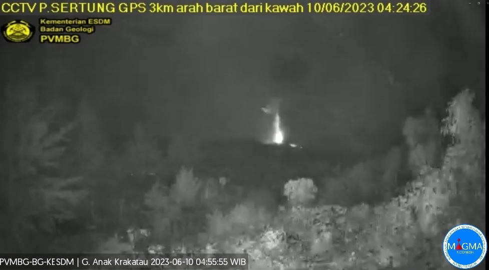 Bursting lava-fountaining episode from Krakatau's cinder cone this morning (image: PVMBG)