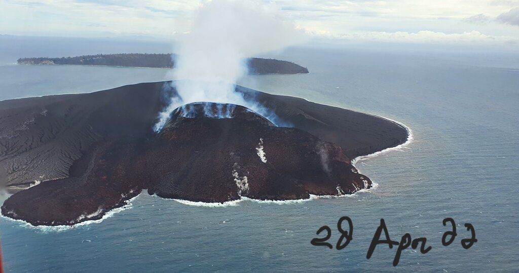 New spatter cone with new lava delta (sea entry) (image: @abdulmuhari/twitter)