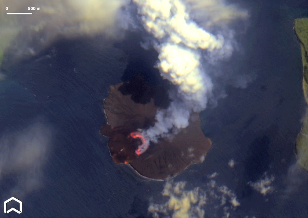 Glowing lava reminds horseshoe-like shape (image: ADAM Platform/twitter)