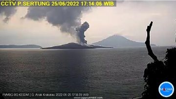 Fragmented magma resulted in thick, black ash emissions from Krakatau today (image: PVMBG)