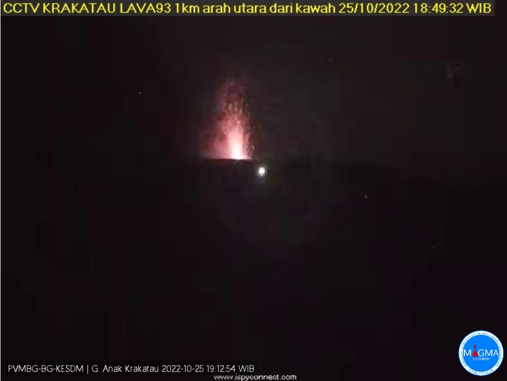 Emissions of incandescent material ejected from Krakatau volcano in the evening of 25 October (image: PVMBG)