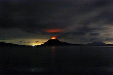 The glow from Anak Krakatau seen at night from Rakata Island (26 March, photo: Andi)