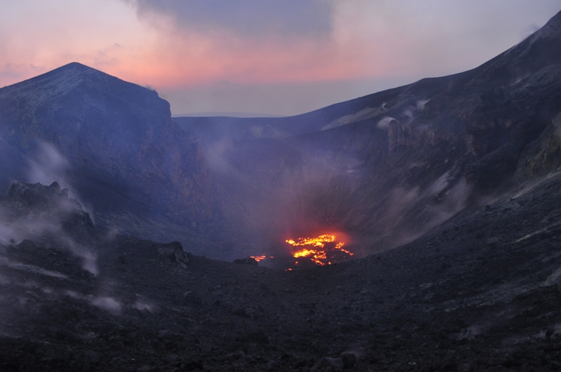 The active lava dome ("dry lava lake"?) inside the crater of Anak Krakatau on 8 August (photo: Andi / VolcanoDiscovery)