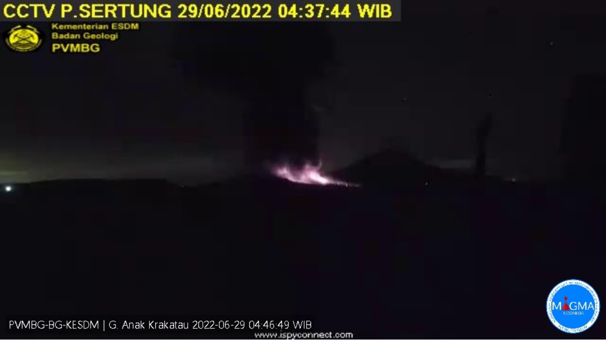 Glow visible during the night eruption at Krakatau today (image: PVMBG)