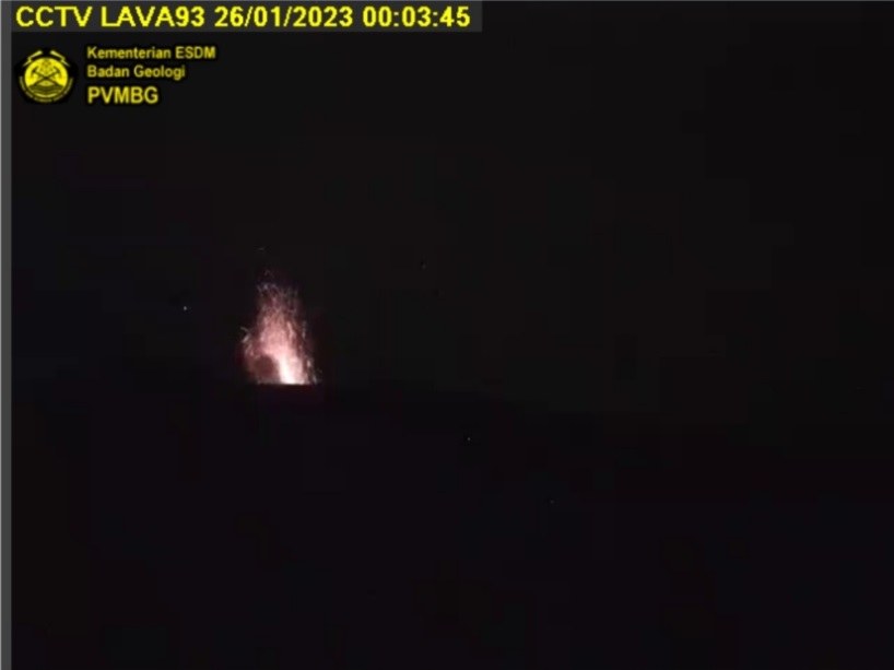 Short, but intense lava fountains at Krakatau volcano last night (image: PVMBG)