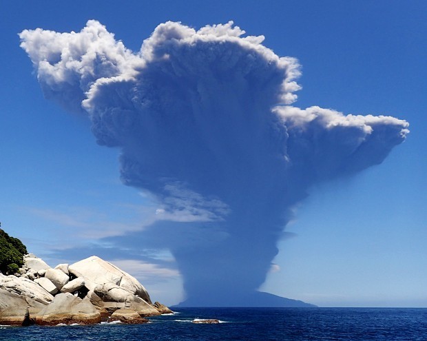 The plume seen from Yakushima island (Mainchi Daly News)