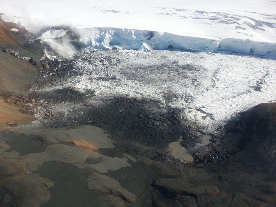 Aerial photo of the NE rim of the Kverkjökull glacier with deposits of the flood and ash from the phreatic explosion (