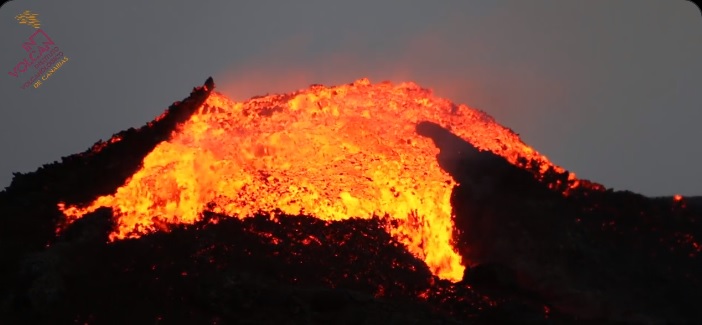 Lava overflowed onto the outer slopes of the lava tube (image: @involcan/twitter)