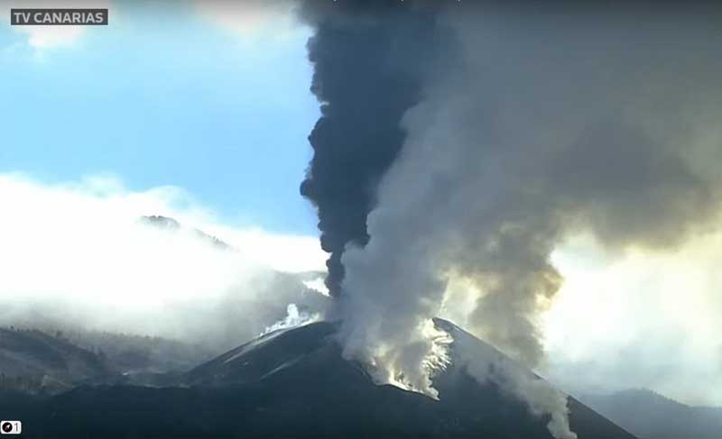 Ash column at the vent seen on the Canarias TV live stream