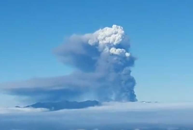 Eruption plume from today's vulcanian-type explosion at La Palma (image GEVolcan / facebook)