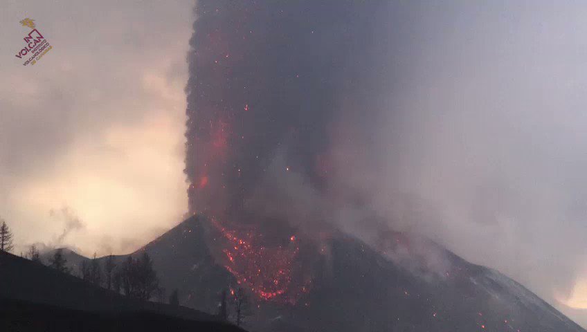 Lava fountaining and ash emissions this afternoon (image: INVOLCAN / Twitter)