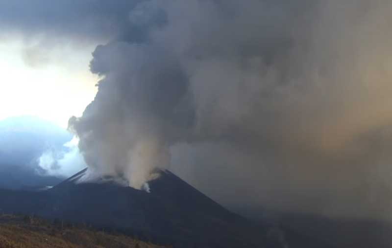Steaming from the main vent of the eruption on La Palma this afternoon (image: Canarias TV live stream)