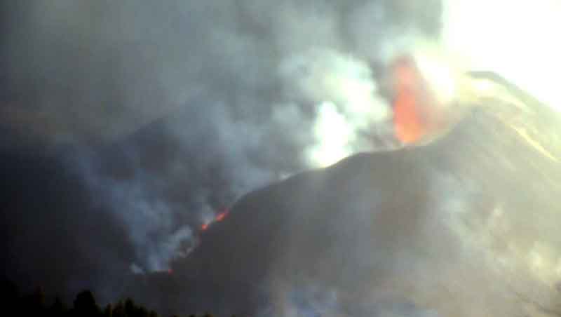 Lava fountaining from La Palma this afternoon (image: kimedia.es live cam)