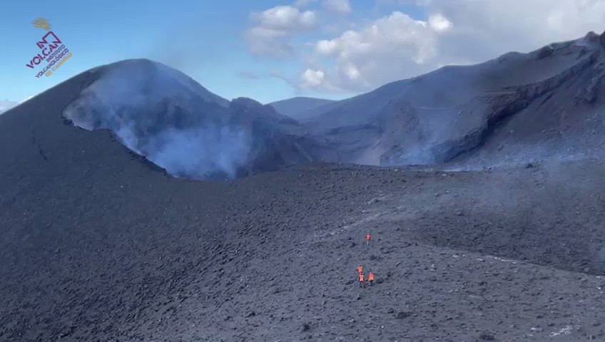 Scientists at the crater on La Palma today (image: INVOLCAN / Twitter)