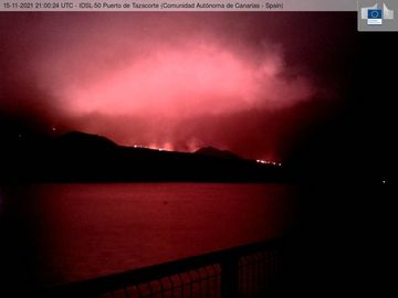 View of the eruption from the port of Tazacorte this evening (image: TAD server, EU Commission webcam)