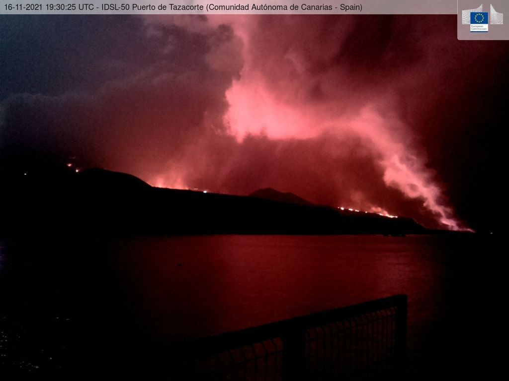 View of the eruption on La Palma this evening from the port of Tazacorte (image: TAD server, EU Commission)