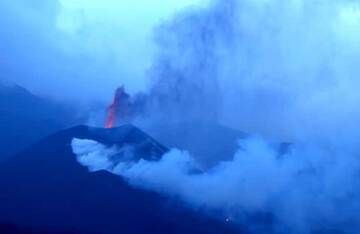 Weak lava fountaining this afternoon (image: Canarias TV live stream)