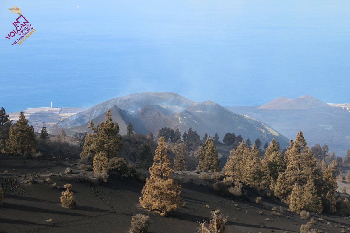 View of La Palma's new volcanic edifice from the Llano del Jable Astronomical Viewpoint at 11.00 am Canarian time (image: INVOLCAN / Twitter)