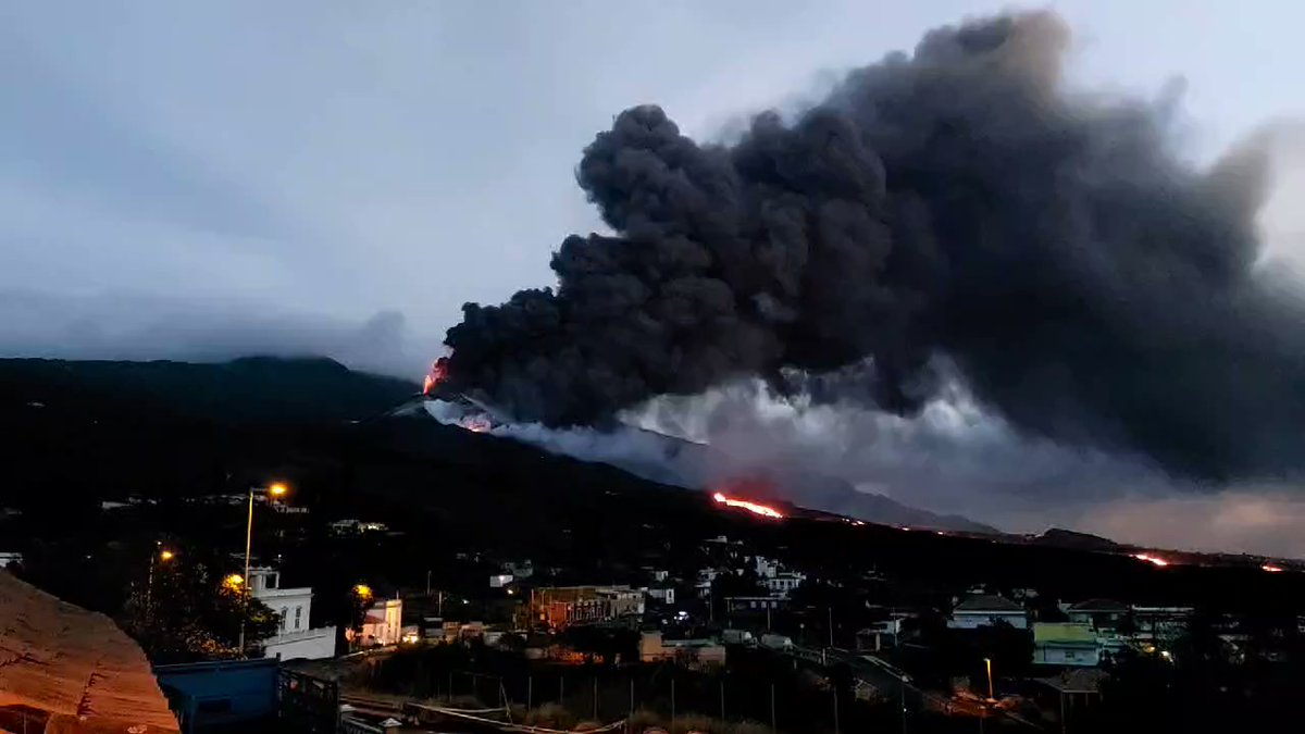 Ash emission from La Palma today (image: Rubén López / @rubenlodi / twitter)