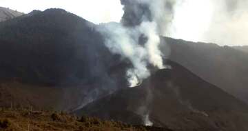 Activity at the vent of the eruption on La Palma this afternoon (image: Canarias TV live stream)