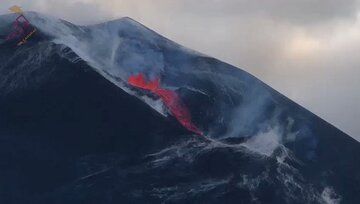 Activity at the vent of La Palma today showing continuous spattering or lava fountaining feeding a new flow (image: INVOLCAN / twitter)