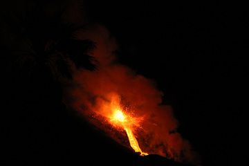 A small surge of lava from the westernmost summit vent this morning (image: casamartin.de)