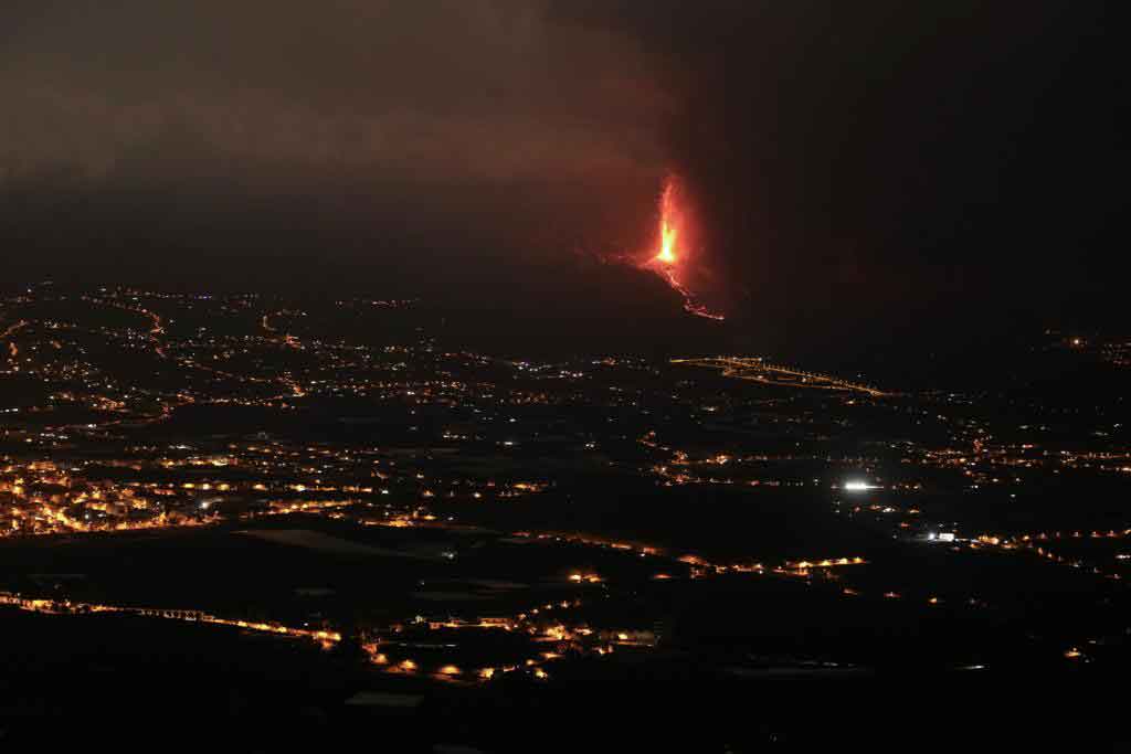 Lava fountains from the new vent at Cumbre Vieja volcano on La Palma last evening (image: Michael Risch)