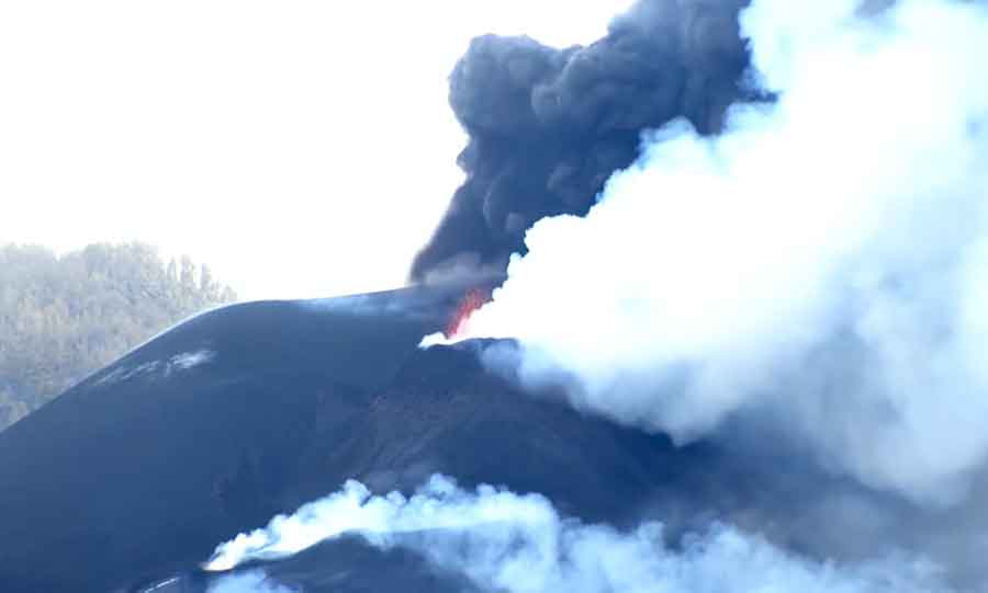 Ash emission and lava spattering at La Palma this afternoon (image: Canarias TV live stream)