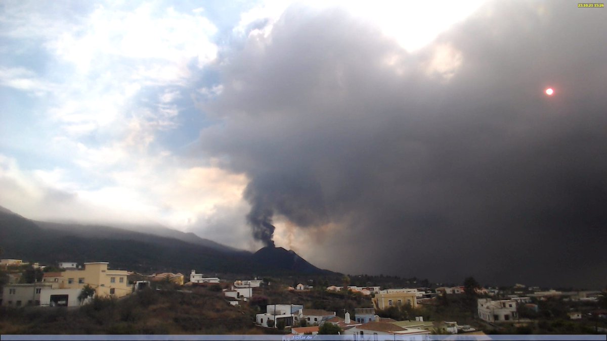 Ash plume rising today from La Palma, drifting south and southeast (image: Volcanes de Canarias @VolcansCanarias / twitter)