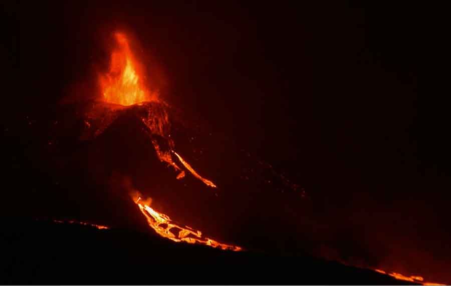 Lava fountaing from the summit vent at La Palma this evening (image: kimedia.es live cam)