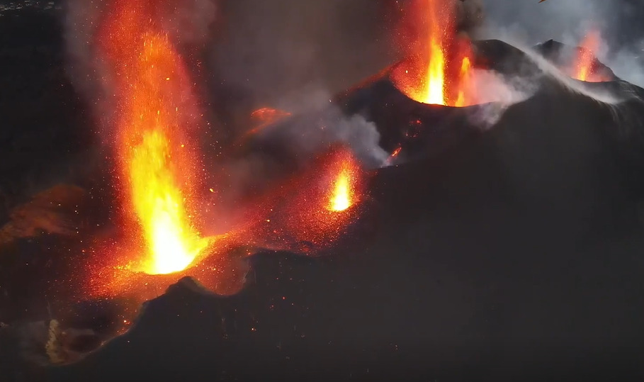 Activity at La Palma today (image: 1-1-2 Canarias @112canarias / Twitter)