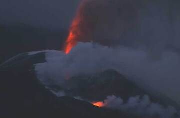 Lava fountaining from the main vent on La Palma this morning (image: Canarias TV live stream)