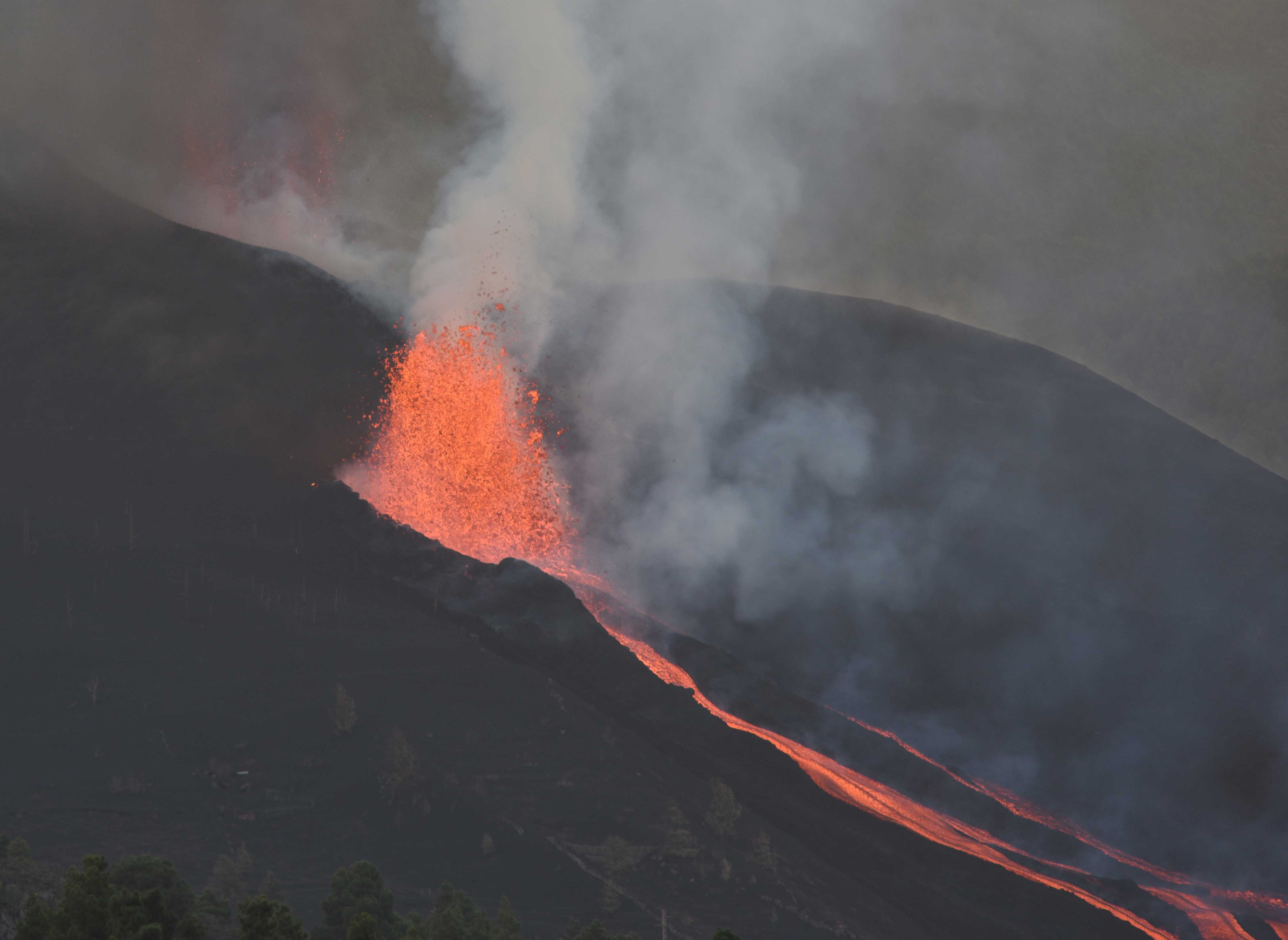 La Palma Volcano Eruption Update Eruption Resumes With Vigorous Lava