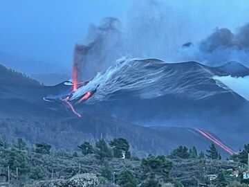 View of the lava fountains and flows at dawn (image: ALex García / FRANCISCA GONZALEZ @FRANCESCAGONZ37 / twitter)