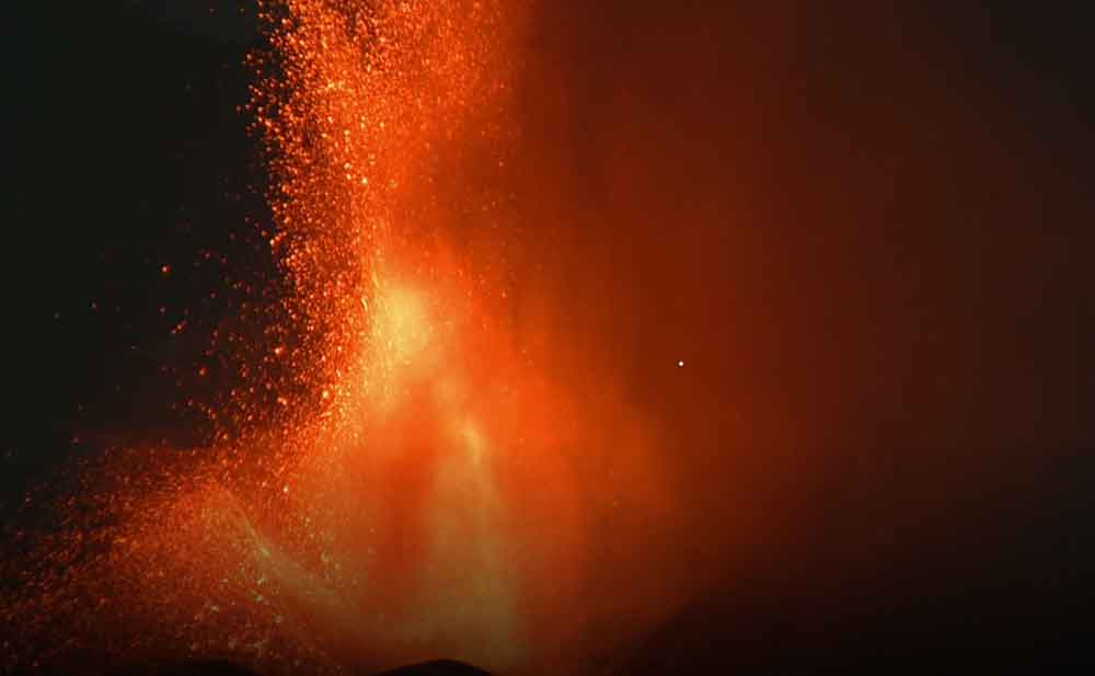 Lava fountain from the main vent at the La Palma eruption this evening (image: kimedia webcam)