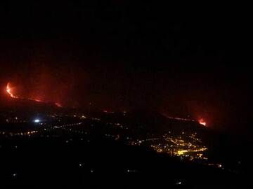 VIew from El Time showing the lava flow last night (image: Eva Kubelková / @evis ka / facebook)