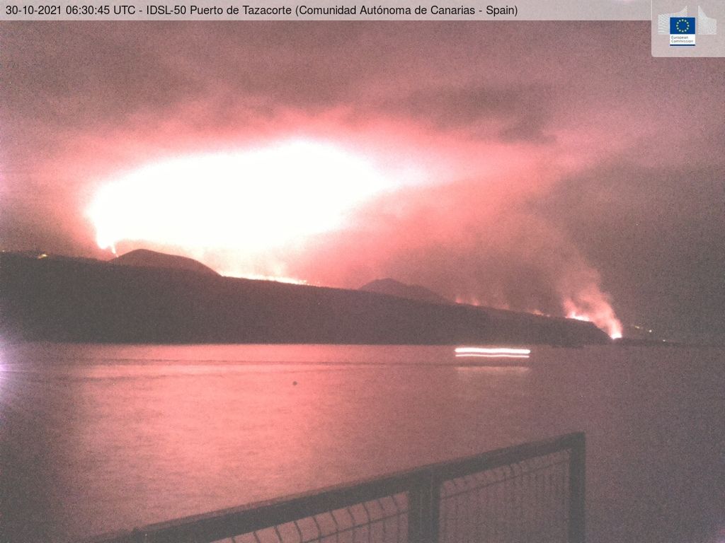 Activity at the volcano with bright glow from the vents and lava flows all the way to the coast can be seen from Tazacorte (image: TAD server, EU Commission webcam)