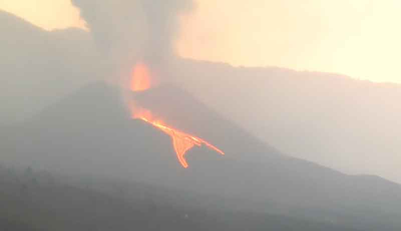 View of the eruption at La Palma this morning (image: Canarias TV live cam)