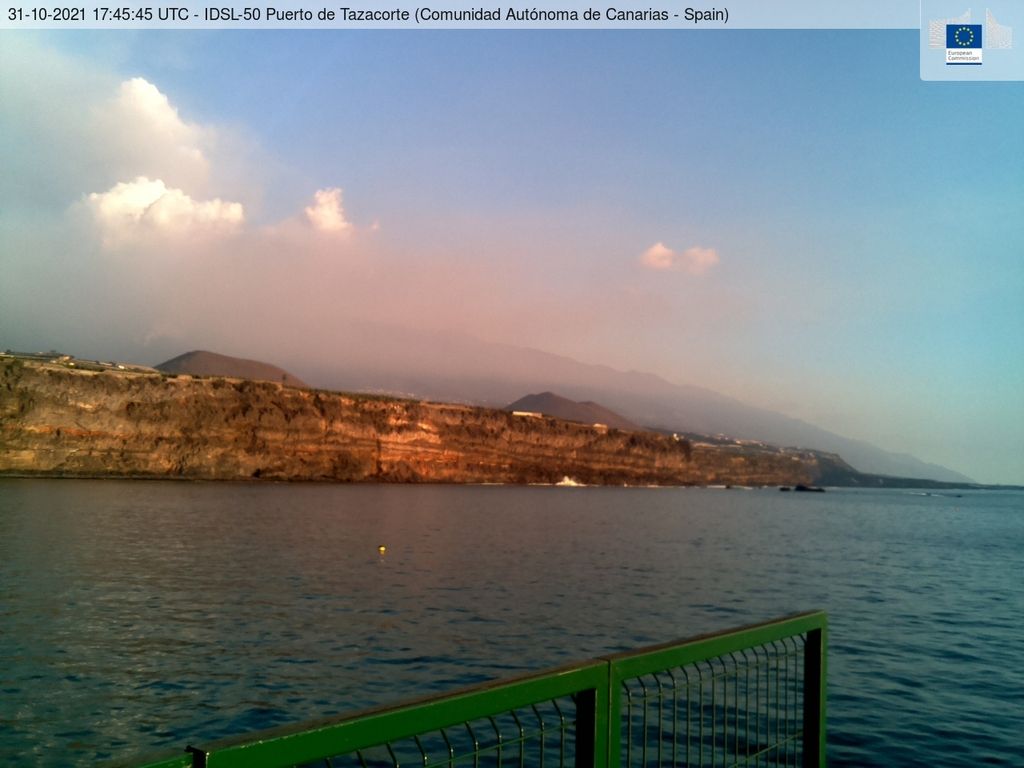 View of the eruption area from the port of Tazacorte this afternoon