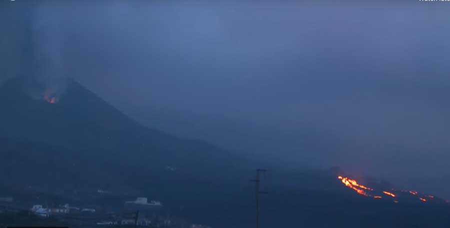 View of the eruption on La Palma at dawn today (image: Canarias TV live stream)