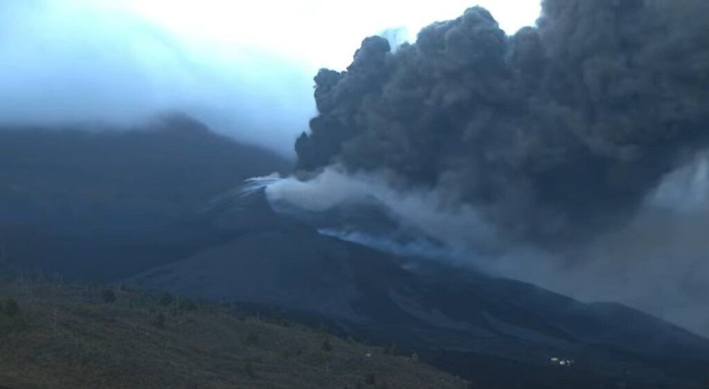 Ash emission from La Palma this morning (image: Volcanes de Canarias / twitter)