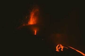 Lava fountain and lava flows this morning seen on the webcam