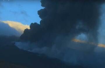 Ash emissions from La Palma this evening (image: Canarias TV live stream)